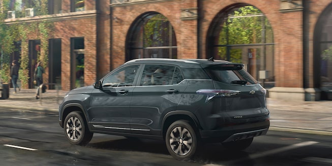 Chevrolet Groove 2023 con antena acabado "aleta de tiburón" y lámparas traseras con luz indicadora de reversa