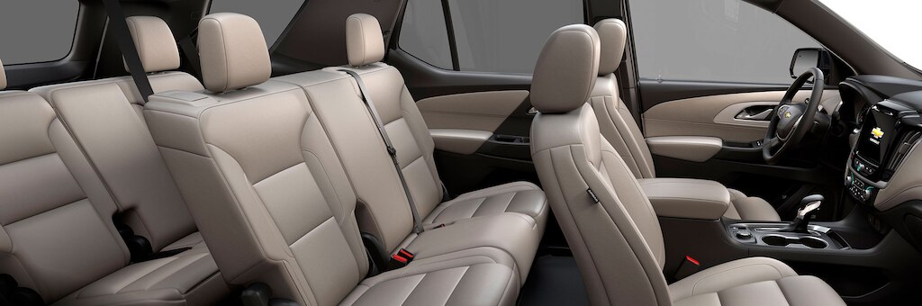 Interiores de piel en color beige para Chevrolet Traverse 2023 para  7 y hasta 8 pasajeros