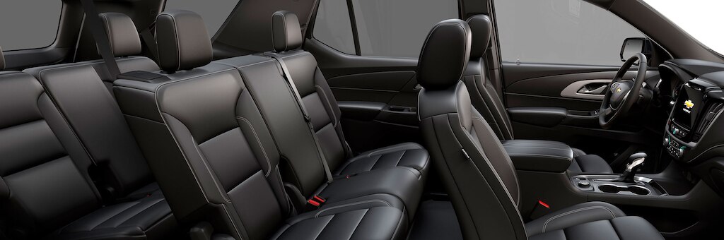 Interiores de piel en color negro para Chevrolet Traverse 2023 para hasta 8 pasajeros